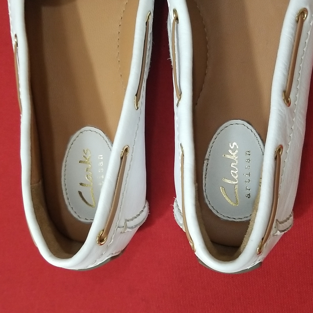 Clarks White Leather Moccasins with Tan Bow Accents - Picture 9 of 9